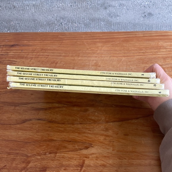 Vintage Seasame Street Books from the early 80s
Volume 1,2,3,4 - Picture 15 of 15
